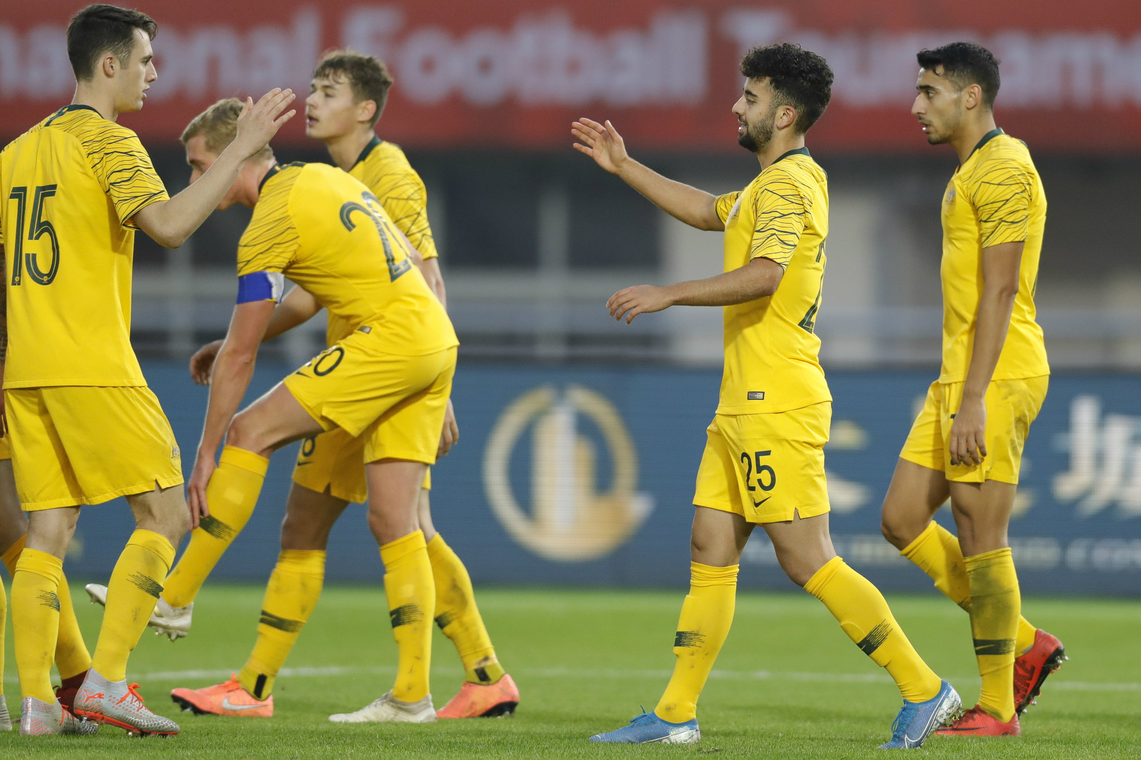 Los australianos celebran el gol de Ramy Najjarine ante Lituania