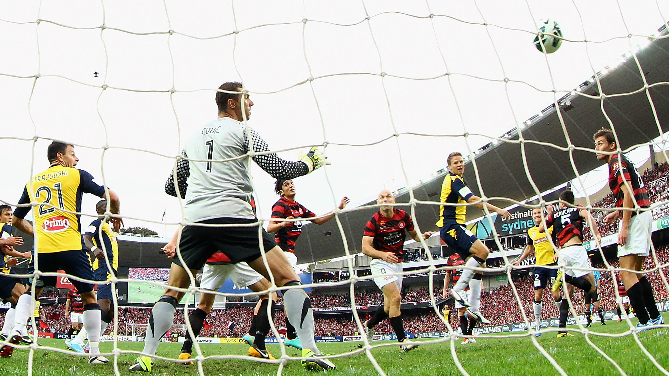 Patrick Zwaanswijk's header gave the Mariners the lead in the 2012/13 Hyundai A-League grand final.