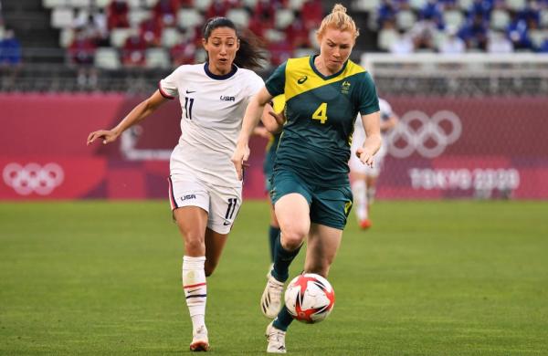 Australia's defender Clare Polkinghorne (R) dribbles the ball in front of USA's forward Christen Press (L) during the Tokyo 2020 Olympic Games women's group G first round football match between USA and Australia at the Ibaraki Kashima Stadium in Kashima city, Ibaraki prefecture on July 27, 2021. (Photo by SHINJI AKAGI / AFP) (Photo by SHINJI AKAGI/AFP via Getty Images)