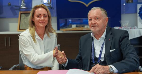 Ellie Carpenter signs new deal with Lyon
